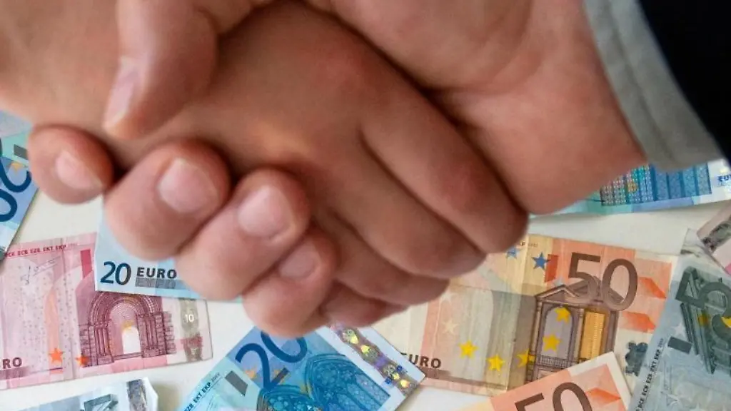 Vier-von-zehn-Befragten-unter-den-Finanzspezialisten-hoffen-in-diesem-Jahr-auf-ein-Gehaltsplus