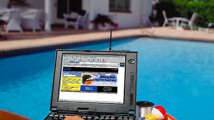 "Surfend" an den Pool - wer den Urlaub online bucht, sollte auf Nummer sicher gehen.