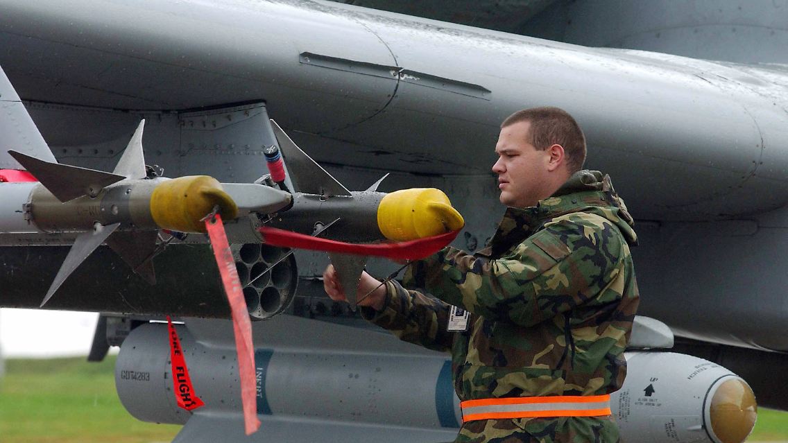 Ein US-Soldat kontrolliert die Sicherung der Lenkraketen unter der Tragfläche eines Thunderbolt-Kampfflugzeugs (Archivaufnahme 2002).