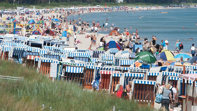 Am Strand des Seebades Binz auf der Insel Rügen im Sommer 2011.