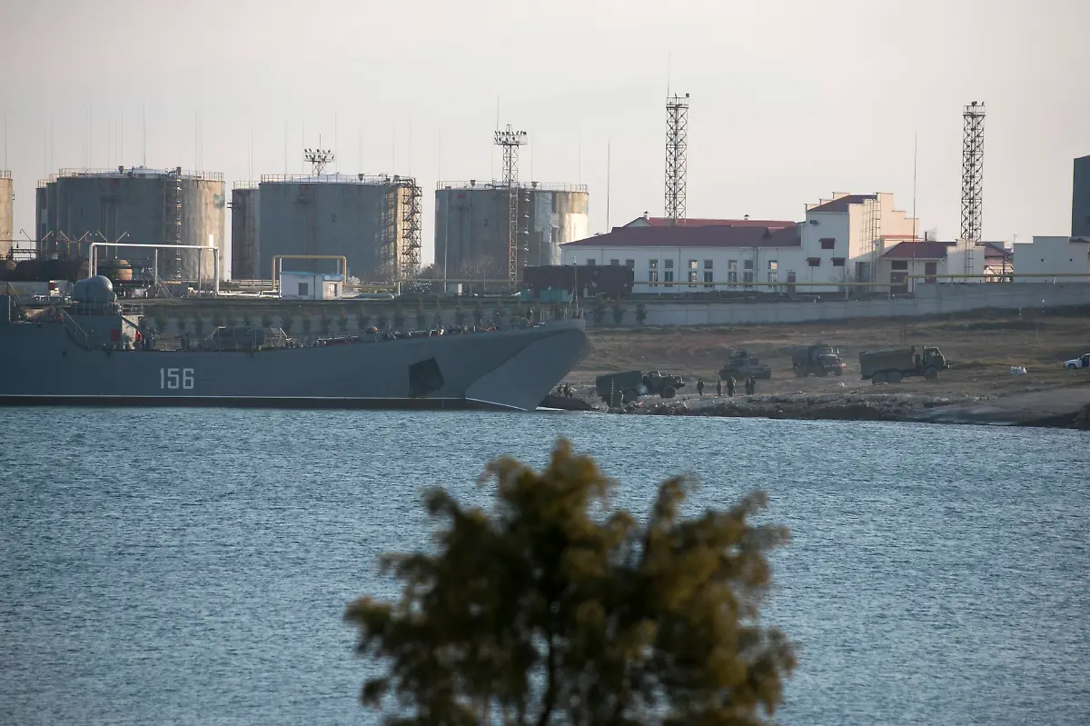 2014-03-14T090537Z-472923235-GM1EA3E1AJB01-RTRMADP-3-UKRAINE-CRISIS-RUSSIA-MILITARY-JPG5603898887359171206