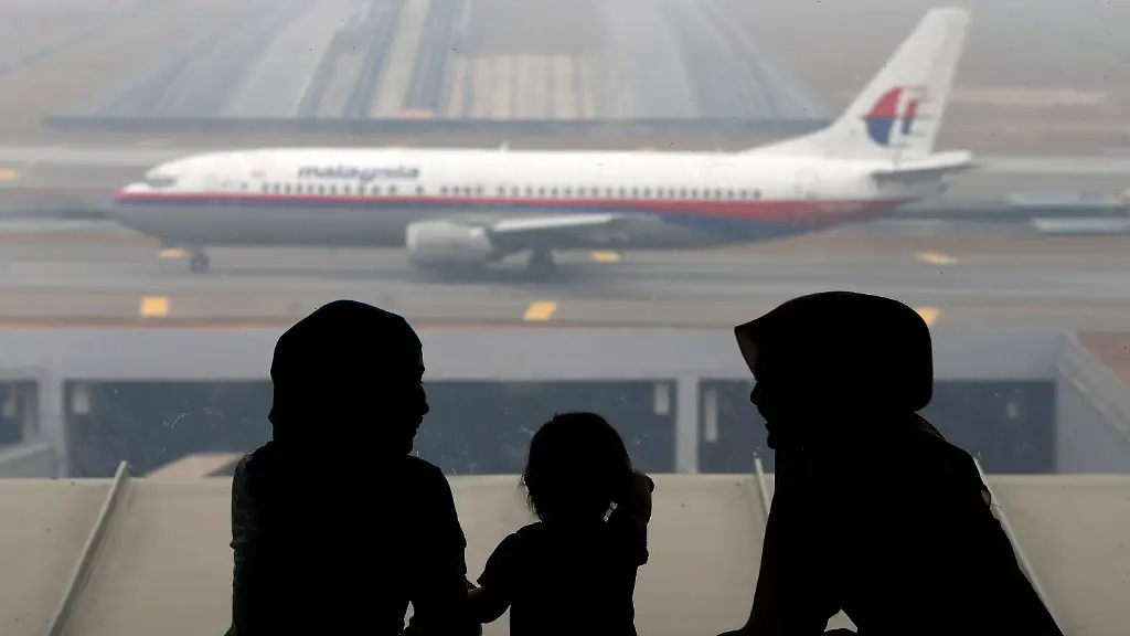 2014-03-13T082440Z-2063860878-GM1EA3D19IF01-RTRMADP-3-MALAYSIA-AIRLINES-JPG1879223183577166561