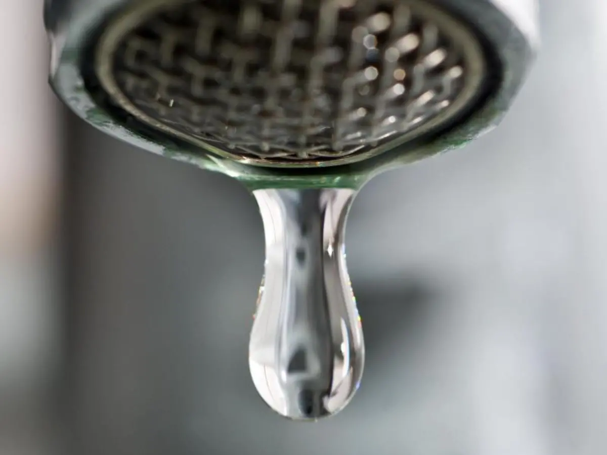 Nach-dem-Urlaub-sollte-das-abgestandene-Wasser-so-lange-aus-dem-Hahn-laufen-bis-wieder-kaltes-nachkommt