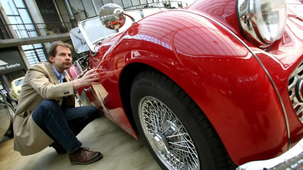 Frank-Wilke-schaetzt-einen-Triumph-TR-3a-Roadster-von-1960-an-Er-weiss-dass-Oldtimer-immer-oefter-auch-als-Geldanlage-gekauft-werden