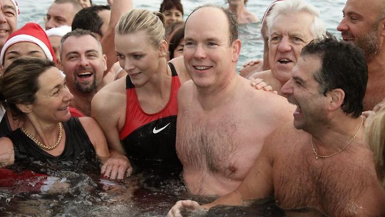 Mit dem Volk auf Tuchfühlung: Der Fürst und seine Schwimmerin.