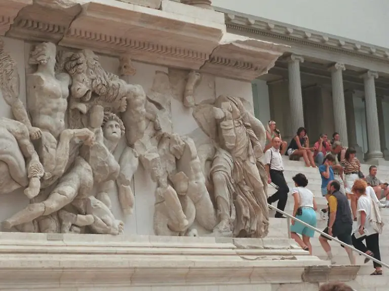 Der-Nord-und-Mittelfluegel-des-Pergamonaltars-werden-ab-September-saniert