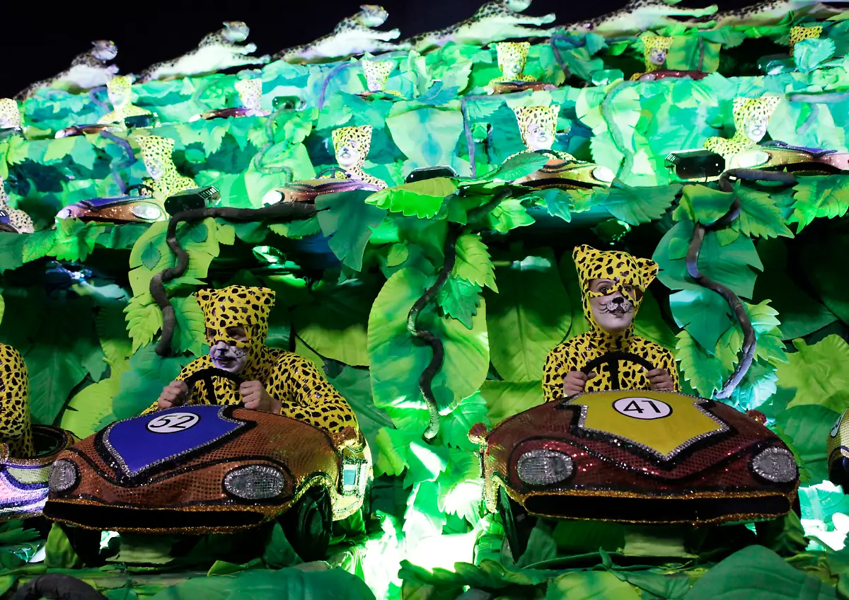 2014-03-04T085835Z-1674936022-GM1EA341B1O01-RTRMADP-3-BRAZIL-CARNIVAL-JPG8930282901931747288