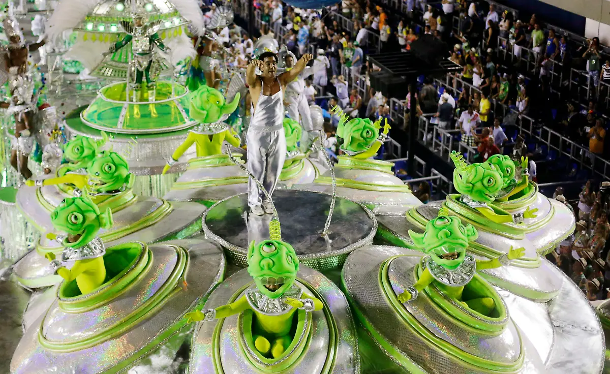 2014-03-04T012225Z-130941749-GM1EA340PUP01-RTRMADP-3-BRAZIL-CARNIVAL-JPG2799613079855047087