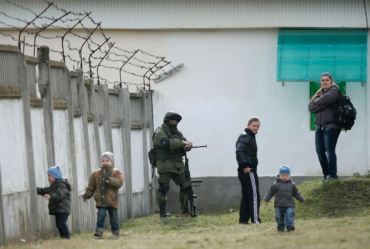 2014-03-04T085517Z-504212810-GM1EA341AXM01-RTRMADP-3-UKRAINE-CRISIS-RUSSIA-MILITARY-JPG8111803844244848923