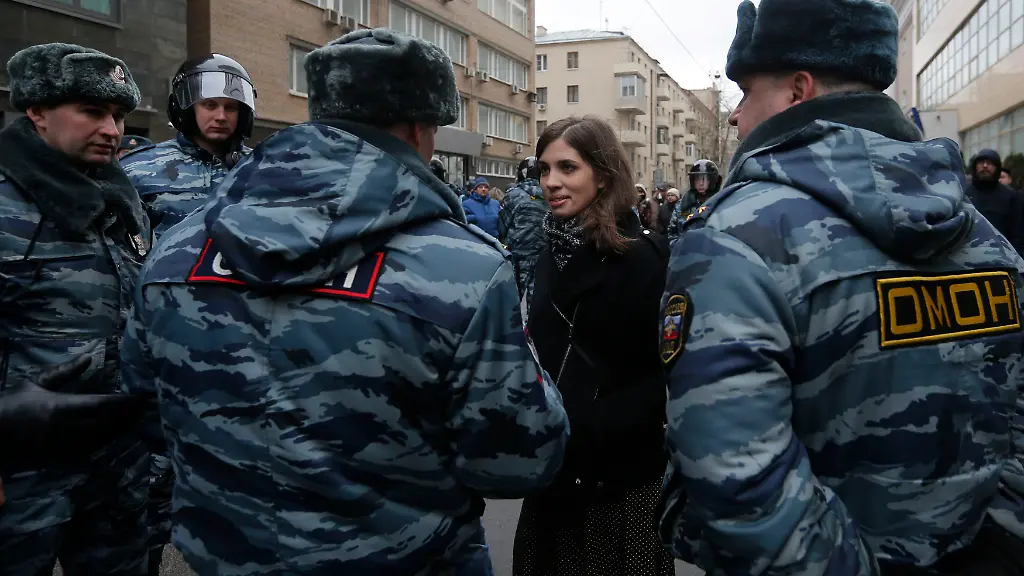 2014-02-24T085421Z-543026783-GM1EA2O1AT001-RTRMADP-3-RUSSIA-TRIAL-JPG3236285363365551236