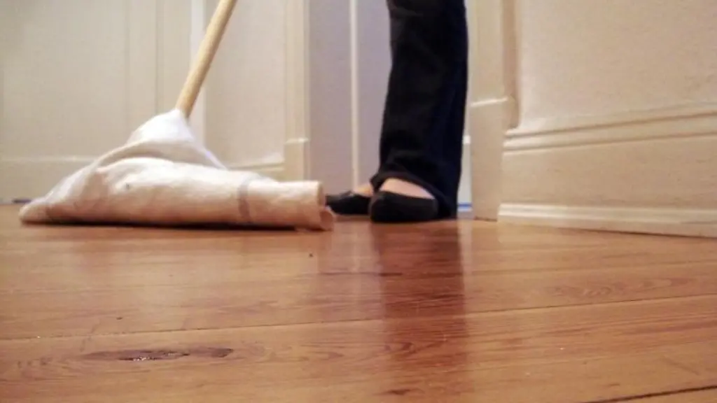 Vor-einer-Wohnungsuebergabe-sollten-grobe-Verschmutzungen-an-Boeden-Waenden-und-Decken-beseitigt-werden-Foto-Anne-Gottschalk