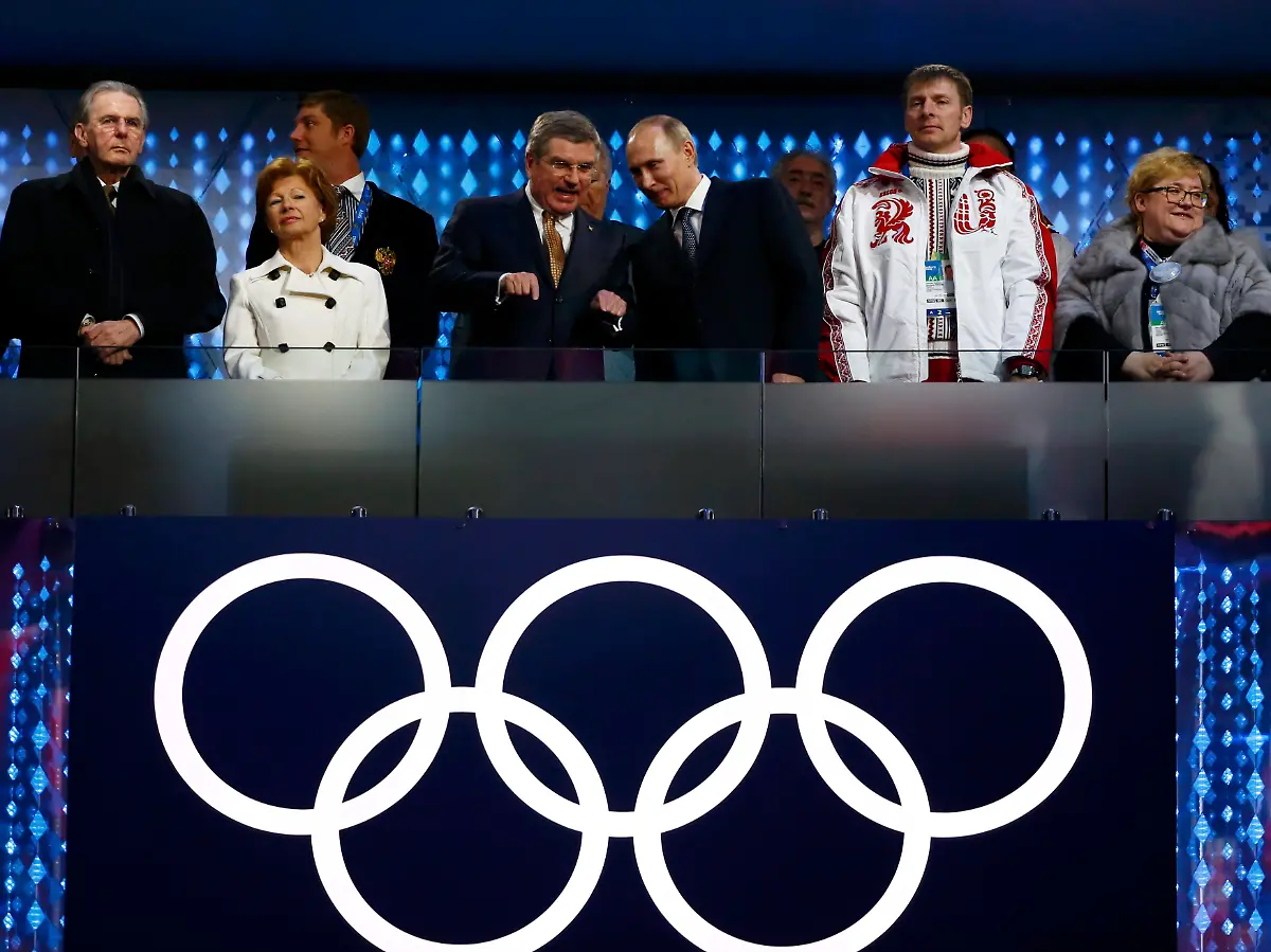 2014-02-23T191910Z-543520621-LR1EA2N1HNNAJ-RTRMADP-3-OLYMPICS-CEREMONY-JPG7579763001044175387