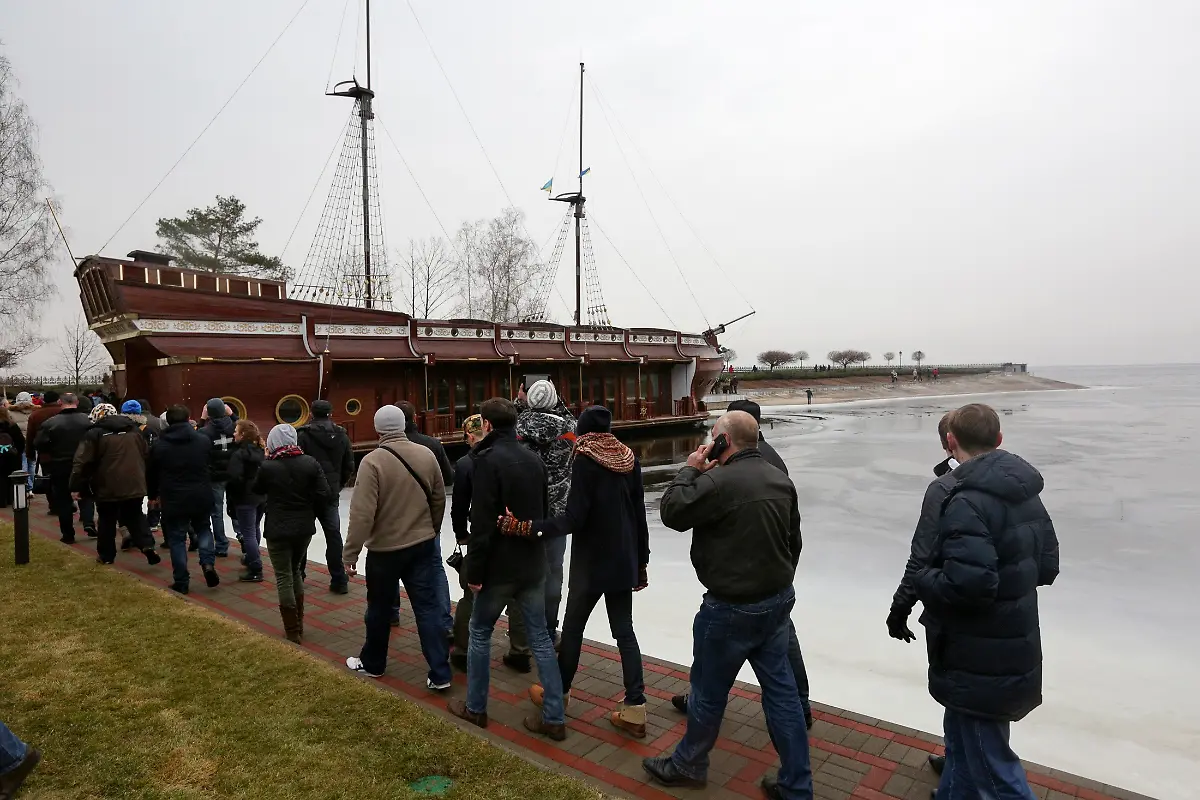 2014-02-22T192805Z-1498776851-GM1EA2N09KC01-RTRMADP-3-UKRAINE-CRISIS-RESIDENCE-CROWDS-JPG4362610519887172351
