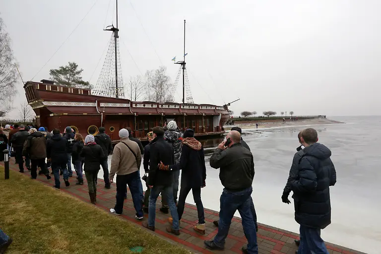 2014-02-22T192805Z-1498776851-GM1EA2N09KC01-RTRMADP-3-UKRAINE-CRISIS-RESIDENCE-CROWDS-JPG4362610519887172351