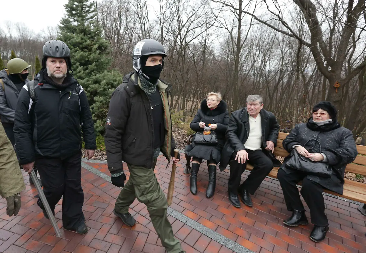 2014-02-22T201359Z-1232939464-GM1EA2N0BN901-RTRMADP-3-UKRAINE-CRISIS-RESIDENCE-CROWDS-JPG2428496826859702276