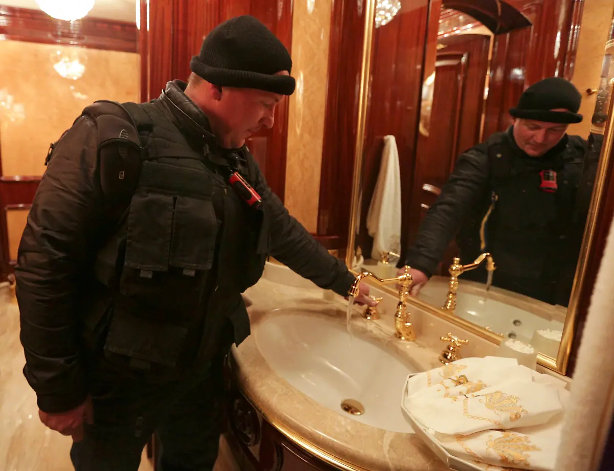 2014-02-22T203840Z-218230757-GM1EA2N0CRK01-RTRMADP-3-UKRAINE-CRISIS-RESIDENCE-CROWDS-JPG7195833854654362800