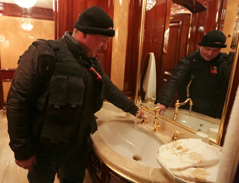 2014-02-22T203840Z-218230757-GM1EA2N0CRK01-RTRMADP-3-UKRAINE-CRISIS-RESIDENCE-CROWDS-JPG7195833854654362800