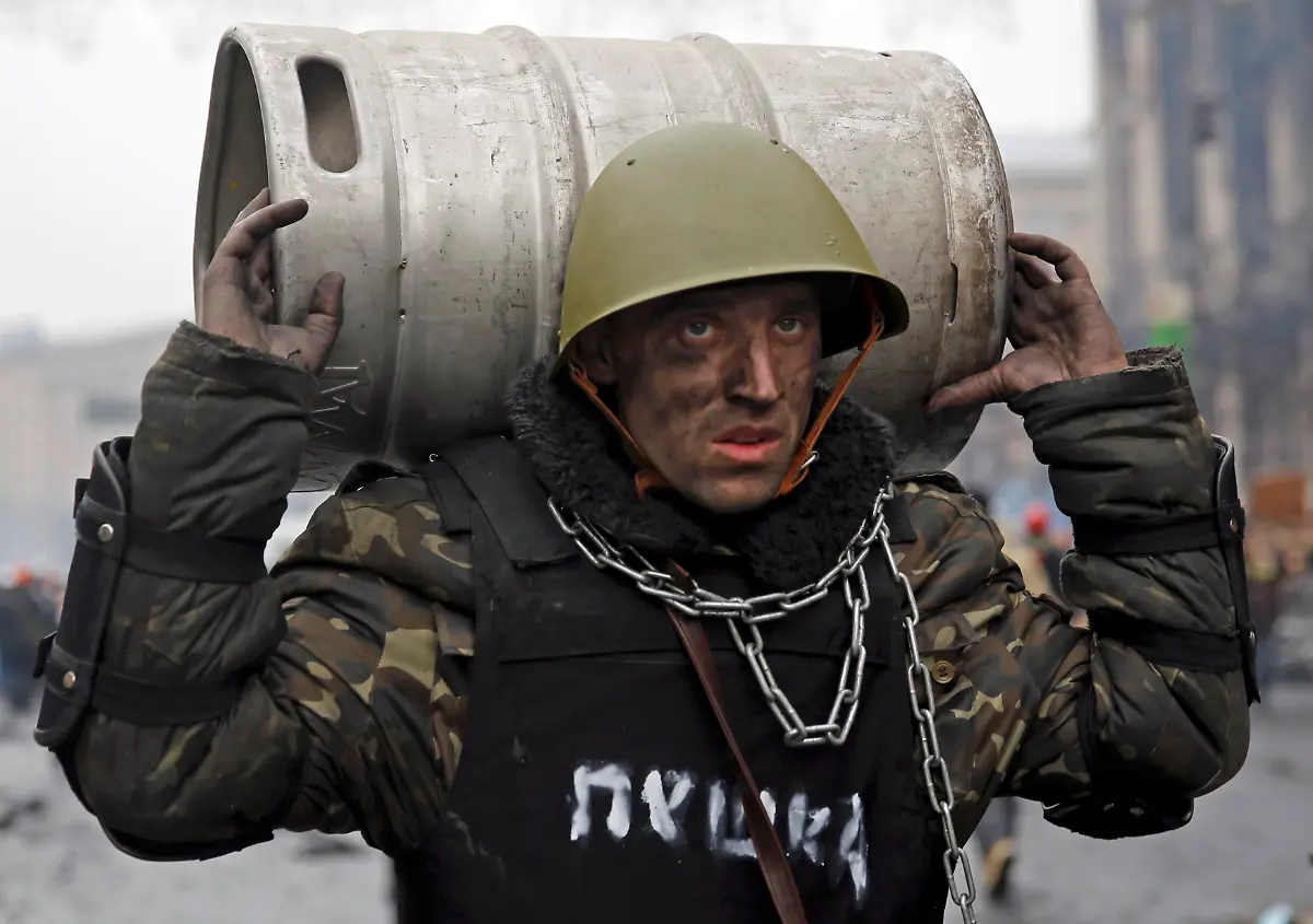 2014-02-20T120258Z-1095775042-LR2EA2K0XGNLV-RTRMADP-3-UKRAINE-JPG3662013783639377428