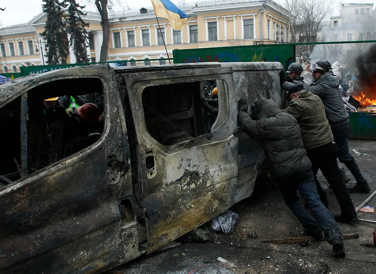 2014-02-20T123007Z-194593358-GM1EA2K1KUU01-RTRMADP-3-UKRAINE-JPG5200716306324369965