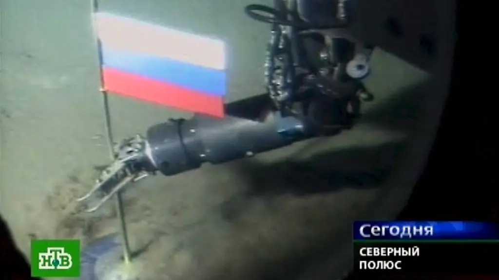 Videograb-des-russischen-Fernsehnachrichtensenders-NTV-zeigt-ein-russisches-Mini-U-Boot-dessen-Roboterarm-bei-einer-Live-Uebertragung-demonstrativ-die-weiss-blau-rote-Nationalflagge-Russlands-in-den-Meeresboden-am-Nordpol-etwa-4261-Meter-unterhalb-der-Meeresoberflaeche-steckt