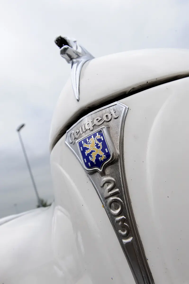 1273830803-peugeot-oldtimer-20100512-093