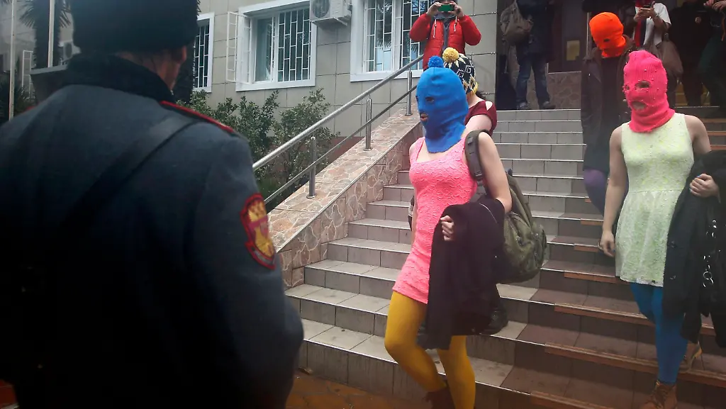 2014-02-18T135025Z-121136167-LR2EA2I12FRRE-RTRMADP-3-OLYMPICS-SOCHI-PUSSYRIOT-JPG2334400987663244567