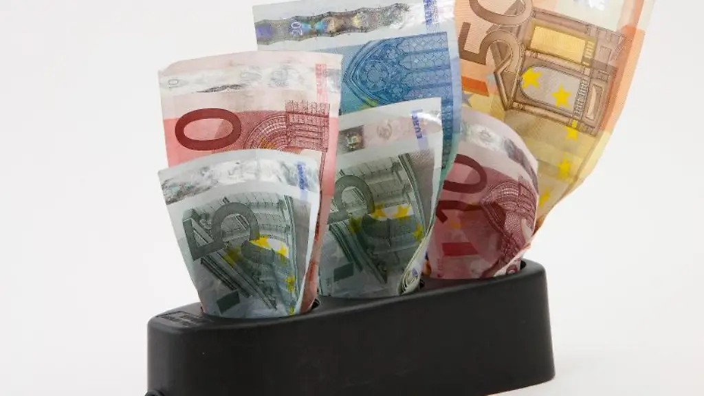 Geldfresser-Steckdose-Vergleichsrechner-im-Internet-koennen-helfen-einen-guenstigeren-Stromanbieter-zu-finden