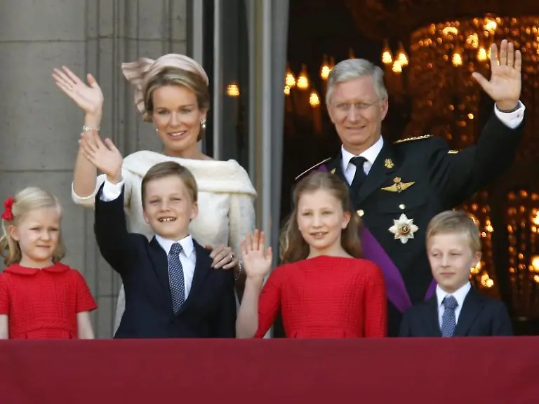 Koenigin-Mathilde-hinten-links-und-Koenig-Philippe-hinten-rechts-2013-in-Bruessel-mit-ihren-vier-Kindern