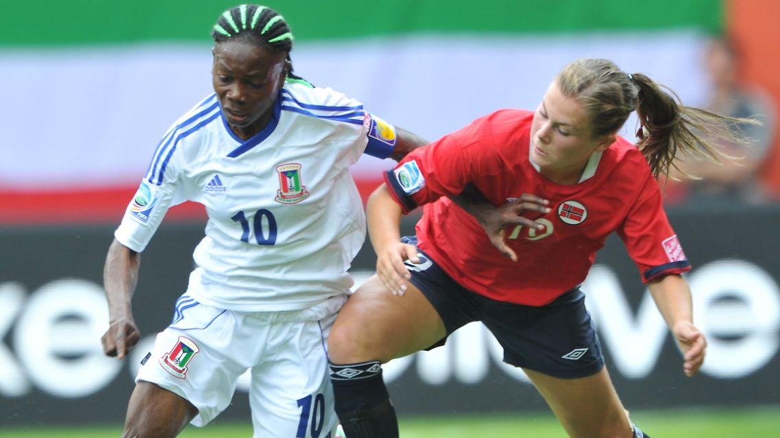 Kampf um den Ball: Norwegens Torschützin Emilie Haavi, rechts, und Anonma aus Äquatorial-Guinea.