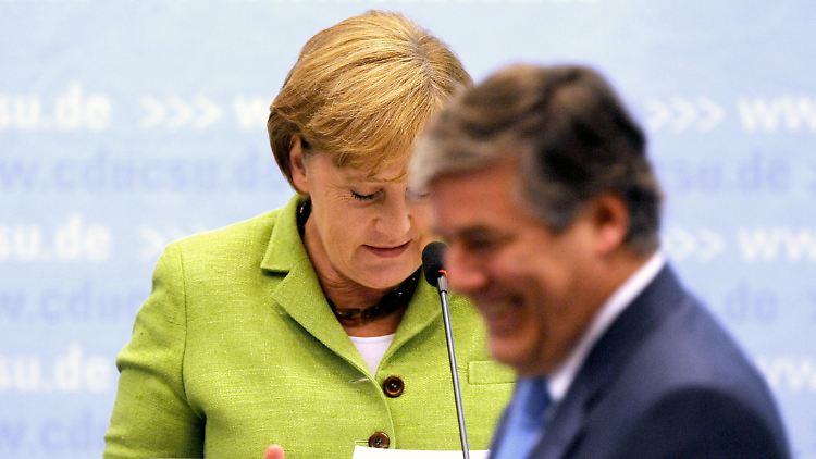 Bundeskanzlerin Merkel und Deutsche-Bank-Chef Ackermann: Streit über die Bankenregulierung.