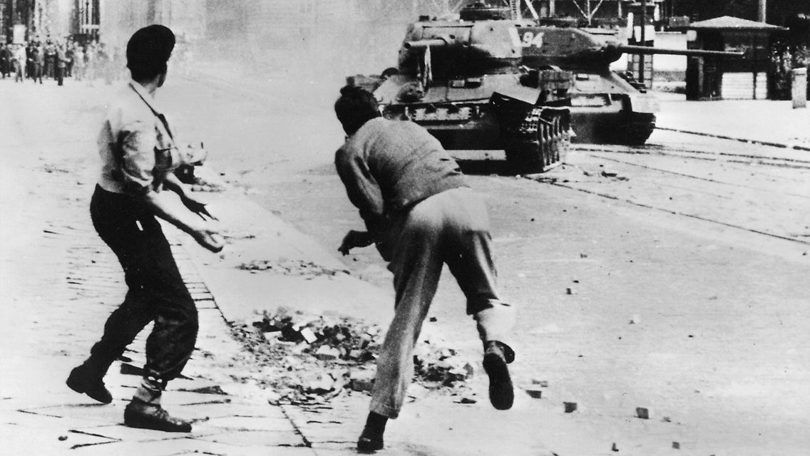 Demonstranten werfen am 17. Juni 1953 in der Leipziger Strasse in Ost-Berlin Steine auf einen russischen T-34 Panzer.