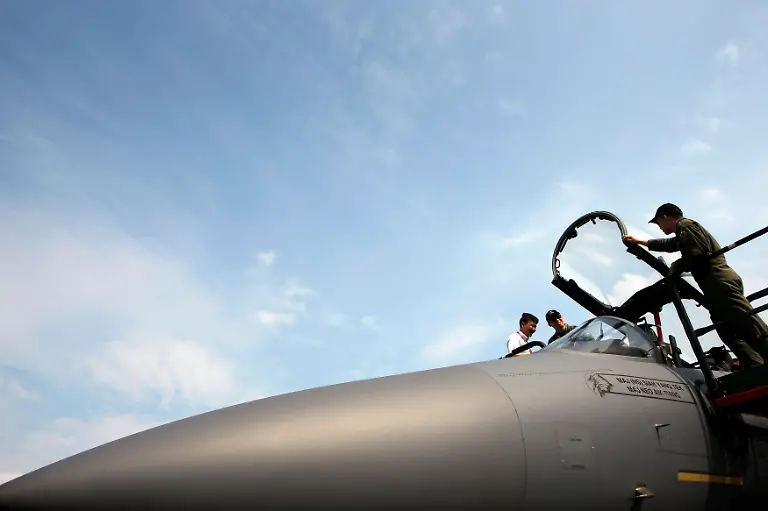 2014-02-12T022230Z-1655703093-GM1EA2C0SCR01-RTRMADP-3-AIRSHOW-SINGAPORE-DEFENCE-SURVEILLANCE-JPG8992544803704225857