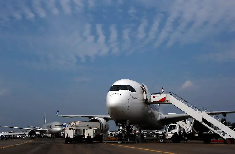 2014-02-11T091551Z-840448788-GM1EA2B1BUO01-RTRMADP-3-AIRSHOW-SINGAPORE-JPG3845941062775391115