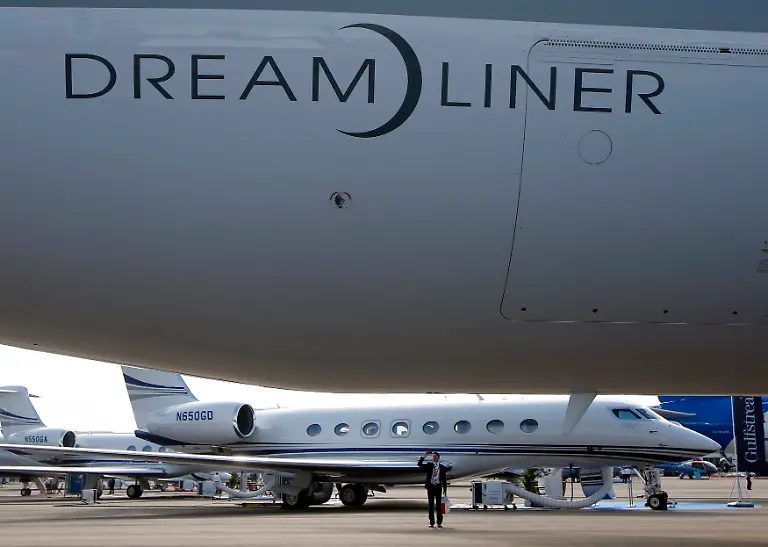 2014-02-12T053320Z-1277297604-GM1EA2C10MO01-RTRMADP-3-AIRSHOW-SINGAPORE-JPG6669705398564369735