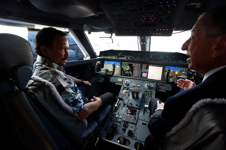 2014-02-12T051356Z-1187141358-GM1EA2C10KJ01-RTRMADP-3-AIRSHOW-SINGAPORE-JPG7415661441558361581