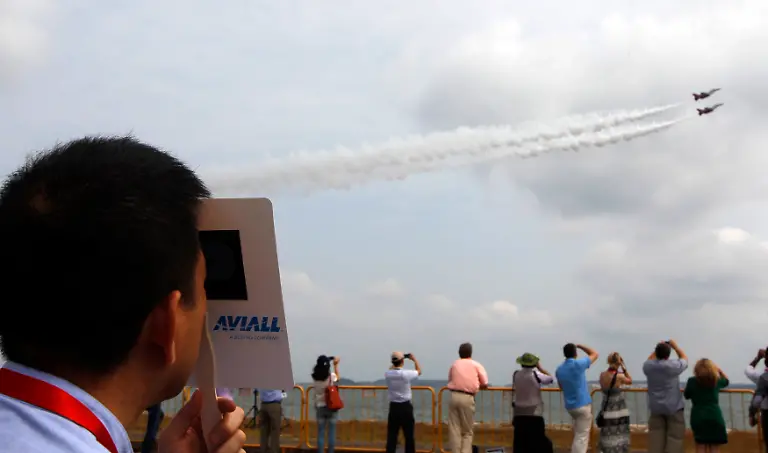 2014-02-12T053141Z-1103952897-GM1EA2C10LL01-RTRMADP-3-AIRSHOW-SINGAPORE-JPG4399827468690770370