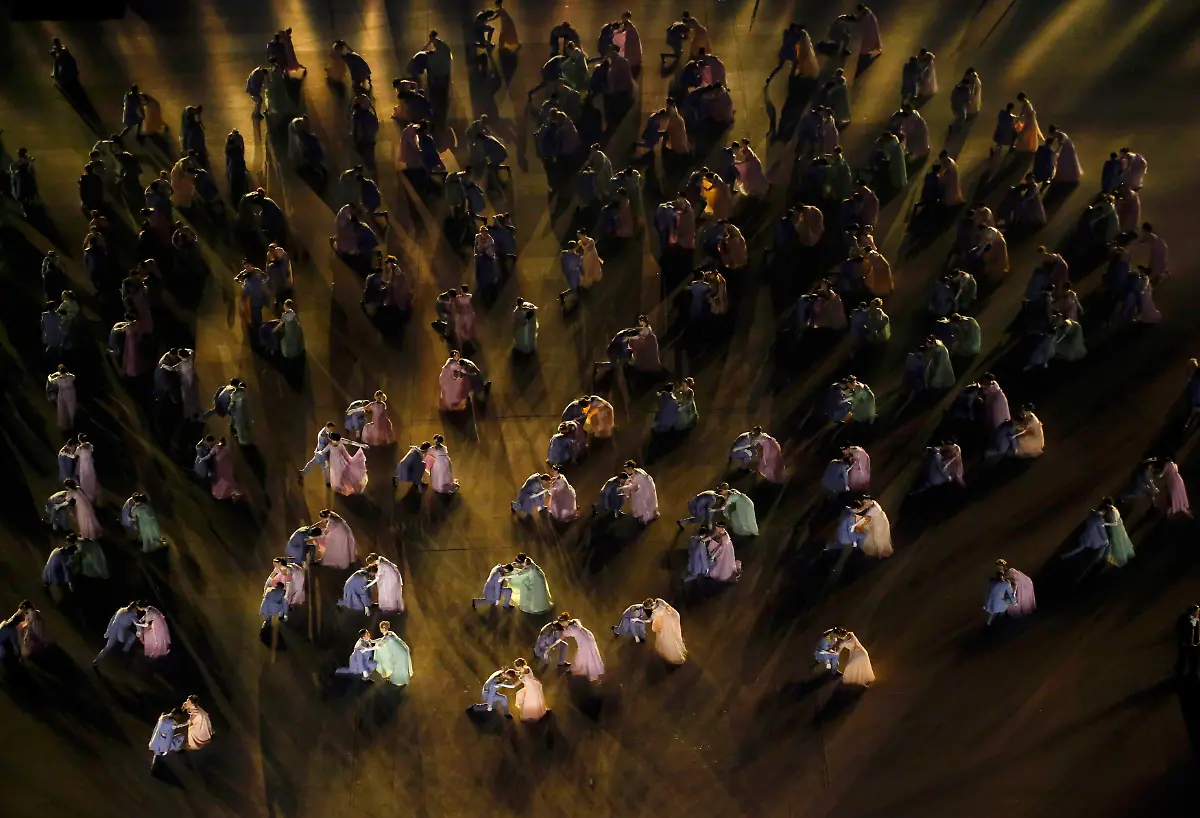 2014-02-07T220956Z-368448807-LM2EA271MO901-RTRMADP-3-OLYMPICS-CEREMONY-JPG3516346880213041799