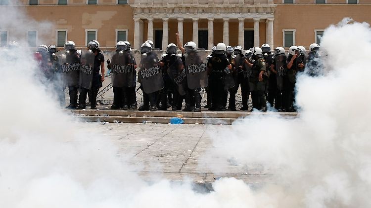 Polizisten vor dem Parlament in Athen, Tränengas gegen wütende Bürger: Ein Bild, das künftig noch häufiger zu sehen sein dürfte.