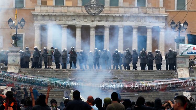 Krawalle in Athen: Die Bürger begehren gegen die rigorosen Sparmaßnahmen der Regierung auf.