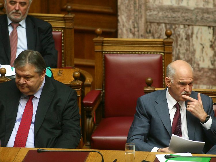 Nur kurz konnten sich Premierminister Papandreou (r) und Finanzminister Venizelos auf dem gestrigen Abstimmungserfolg ausruhen.