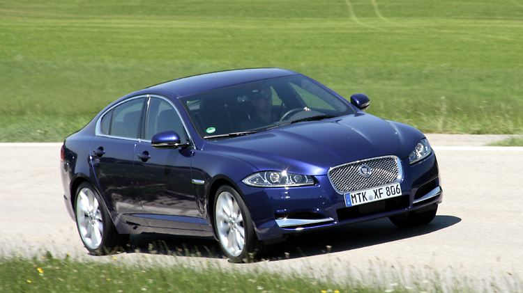 Größerer Grill und kleinere Scheinwerfer kennzeichnen die modellgepflegte Version des Jaguar XF.