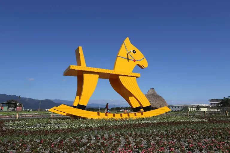 2014-01-29T031311Z-1729045707-GM1EA1T0V0Z01-RTRMADP-3-HONGKONG-HORSE-FENGSHUI-JPG2721855869144961272