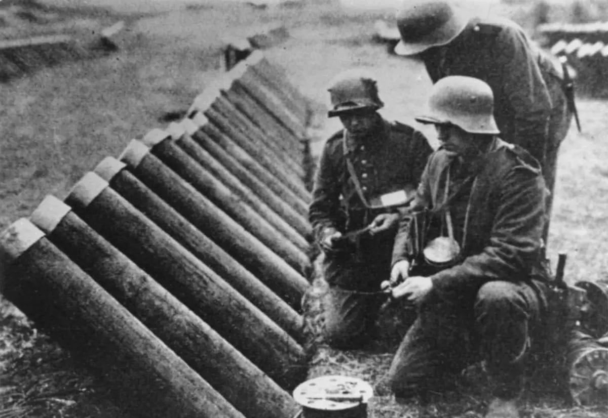 Bundesarchiv-Bild-146-1969-024-67-Westfront-Deutsche-Gaswerfer-18cm