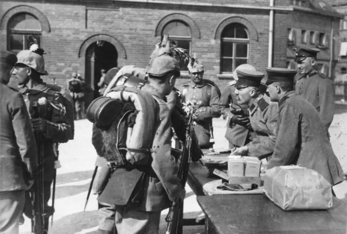 Bundesarchiv-Bild-183-R25206-Berlin-Erster-Sold-nach-der-Mobilmachung