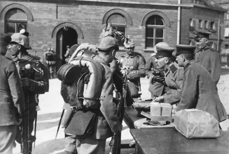 Bundesarchiv-Bild-183-R25206-Berlin-Erster-Sold-nach-der-Mobilmachung