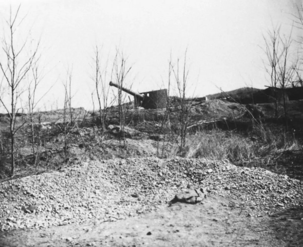 77-Bundesarchiv-Bild-134-C1637-Tsingtau-Zerschossenes-Geschuetz-in-deutscher-Stellung