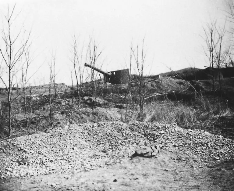 77-Bundesarchiv-Bild-134-C1637-Tsingtau-Zerschossenes-Geschuetz-in-deutscher-Stellung