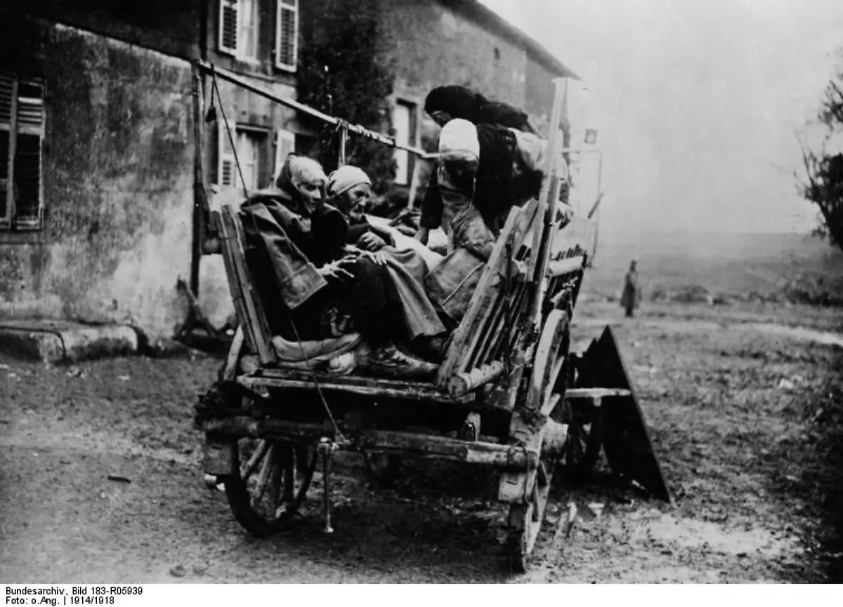 41-Bundesarchiv-Bild-183-R05939-CC-BY-SA-3-0-Westfront-Bauern-auf-der-Flucht