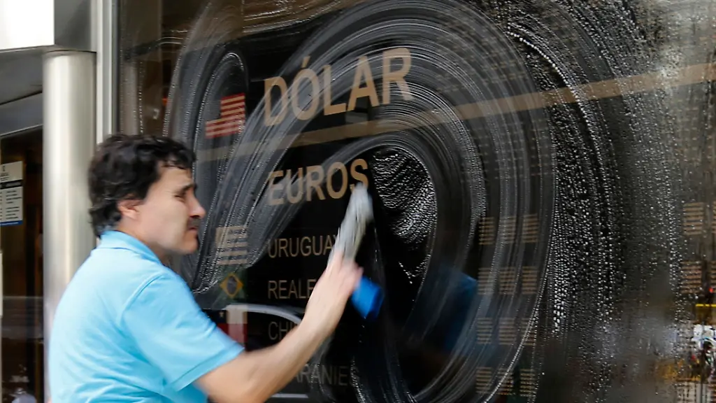 2014-01-27T170231Z-1496975226-GM1EA1S02P901-RTRMADP-3-ARGENTINA-CURRENCY-JPG7859808160260396605