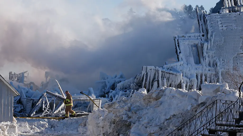 2014-01-23T203651Z-874659609-GM1EA1O0CCK01-RTRMADP-3-CANADA-FIRE-JPG4709280100278831883